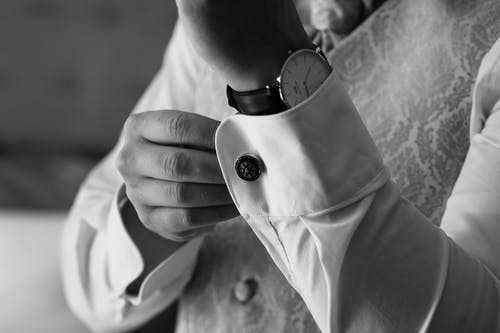 戴手表的人的灰度照片 · 免费素材图片