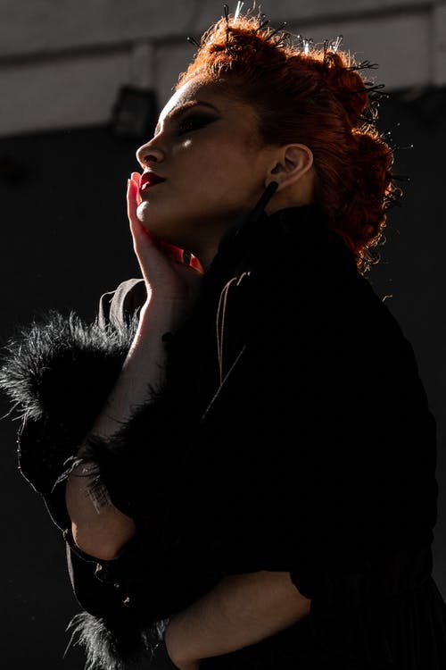 穿黑上衣的女人的照片 · 免费素材图片