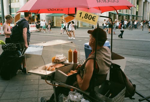 街头小贩看着人民 · 免费素材图片