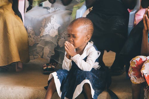 儿童祈祷的照片 · 免费素材图片