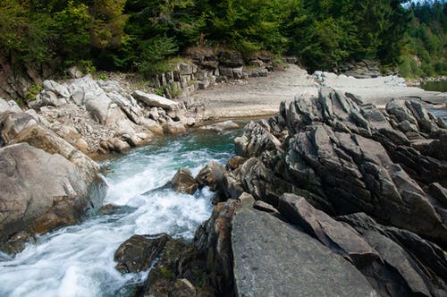 冲在岩石上的水 · 免费素材图片