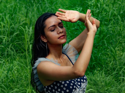 女人捂着脸 · 免费素材图片