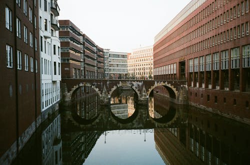 建筑物之间的桥梁照片 · 免费素材图片