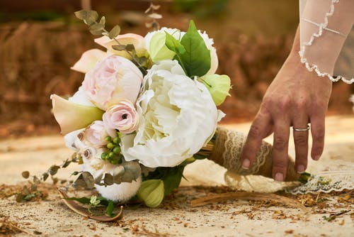 新娘拿粉色和白色的花束 · 免费素材图片