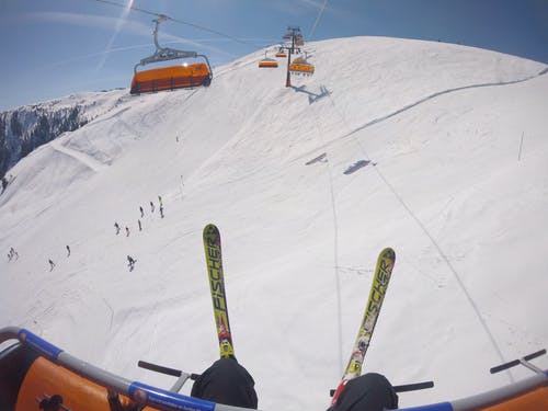穿缆车穿雪滑雪的人 · 免费素材图片