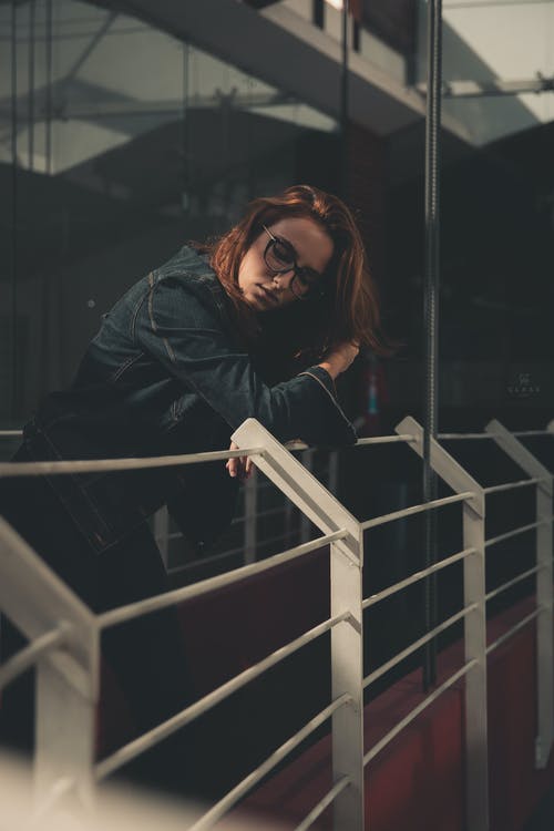 女人穿牛仔夹克 · 免费素材图片