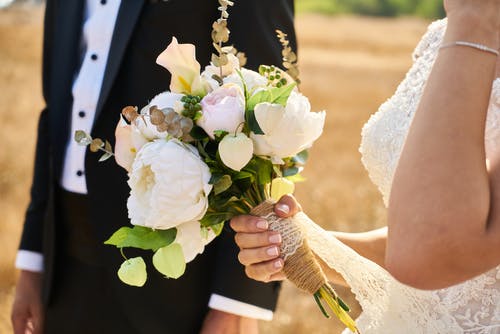 新娘抱着花束花 · 免费素材图片