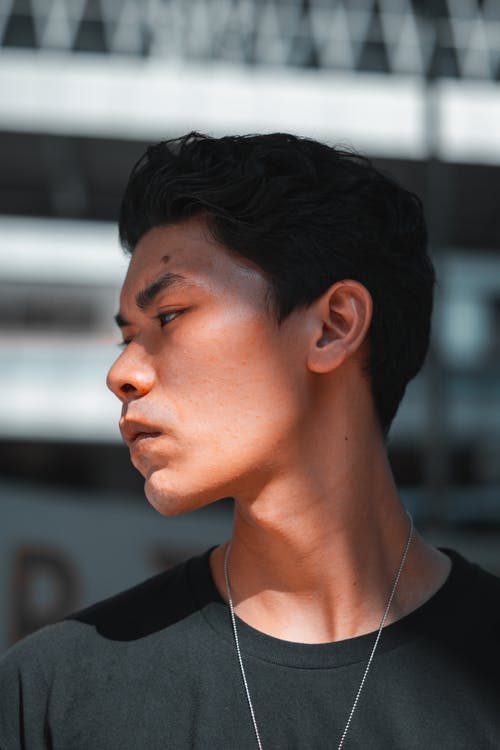 身穿黑色上衣的男人 · 免费素材图片