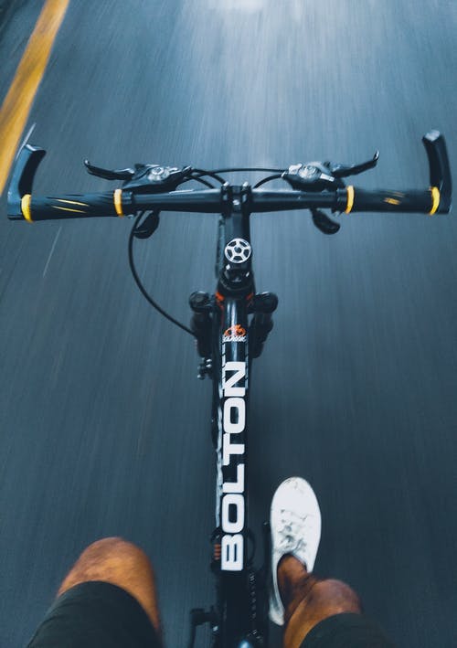 人骑自行车 · 免费素材图片
