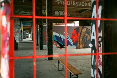 棕色木板凳旁边混凝土柱 · 免费素材图片