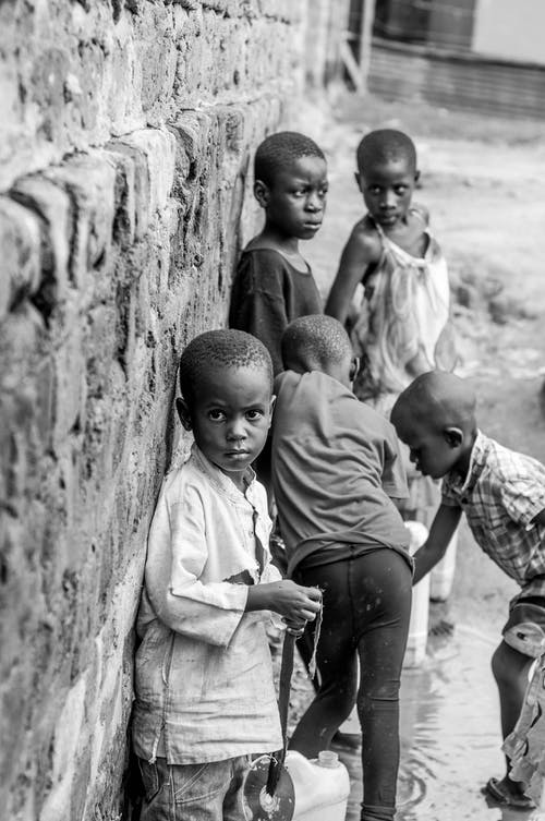 墙旁儿童的灰度摄影 · 免费素材图片