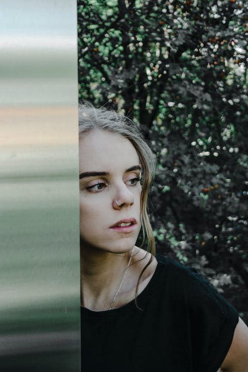 穿黑上衣的女人的照片 · 免费素材图片