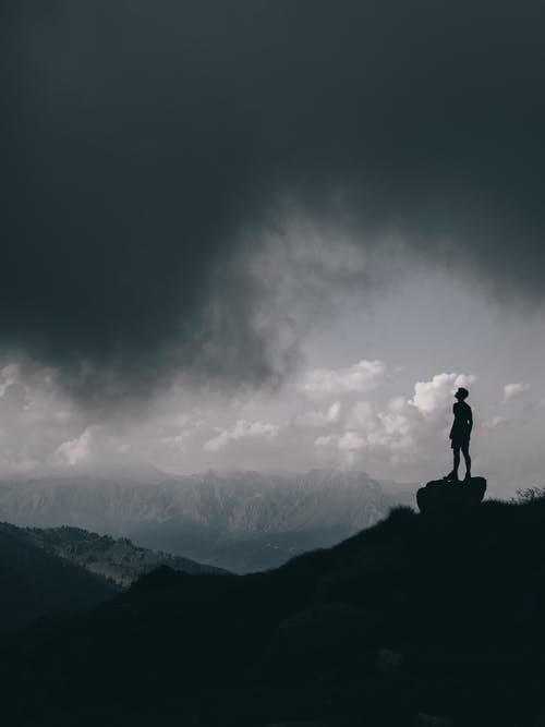 男子站在岩石上的照片 · 免费素材图片