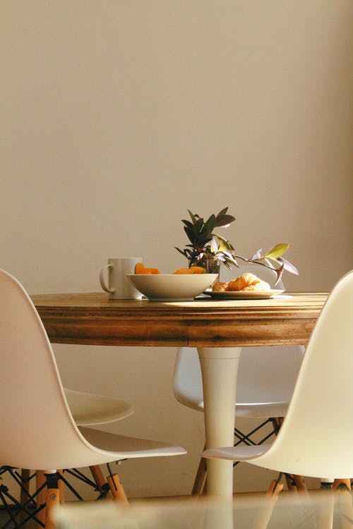 桌上的碗和杯子旁边的牛角面包 · 免费素材图片