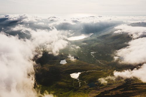 河流和山脉的鸟瞰图 · 免费素材图片