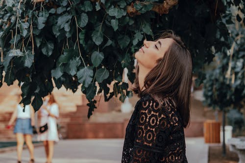 穿黑上衣的女人的照片 · 免费素材图片