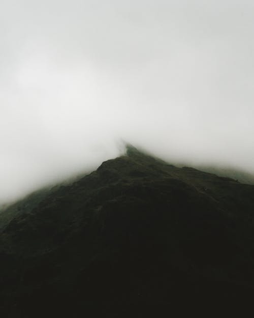 无人机照片覆盖着雾山 · 免费素材图片