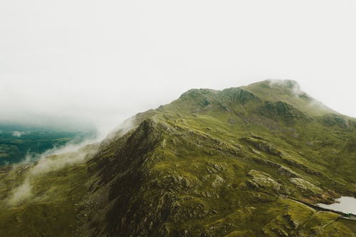 绿山在灰色的天空下 · 免费素材图片