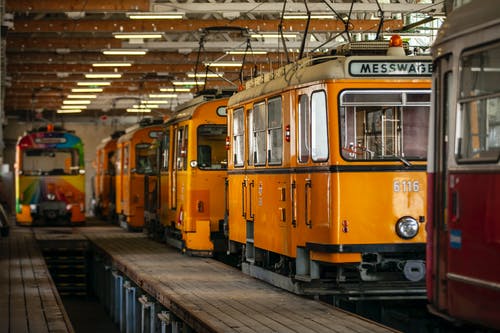 黄色和红色火车车厢 · 免费素材图片