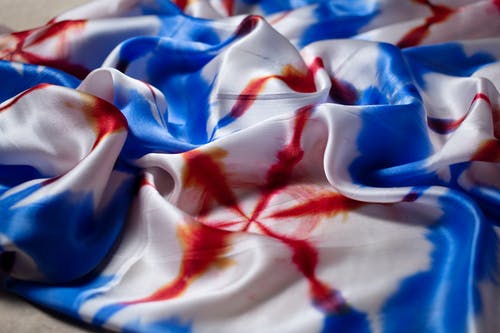 白色，红色和蓝色纺织品 · 免费素材图片