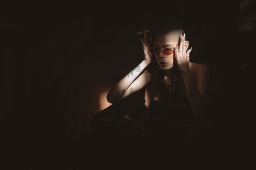 戴红色太阳镜的女人 · 免费素材图片