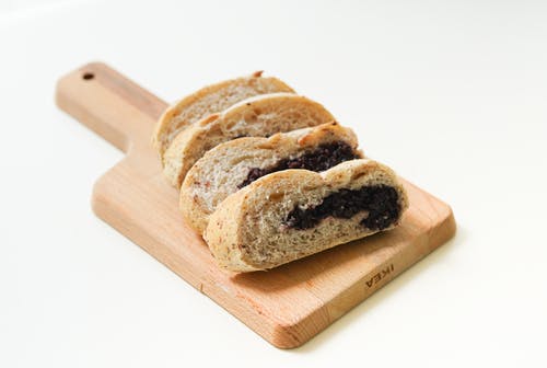 切成薄片的面包在案板上的特写照片 · 免费素材图片