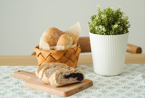 室内植物旁边的烤面包的照片 · 免费素材图片
