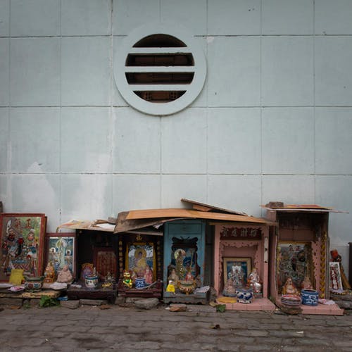 什锦的小雕像和人行道上的相框 · 免费素材图片
