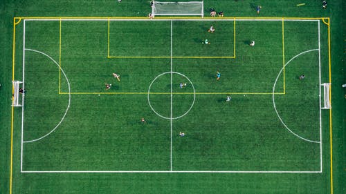 踢足球的人的航拍 · 免费素材图片