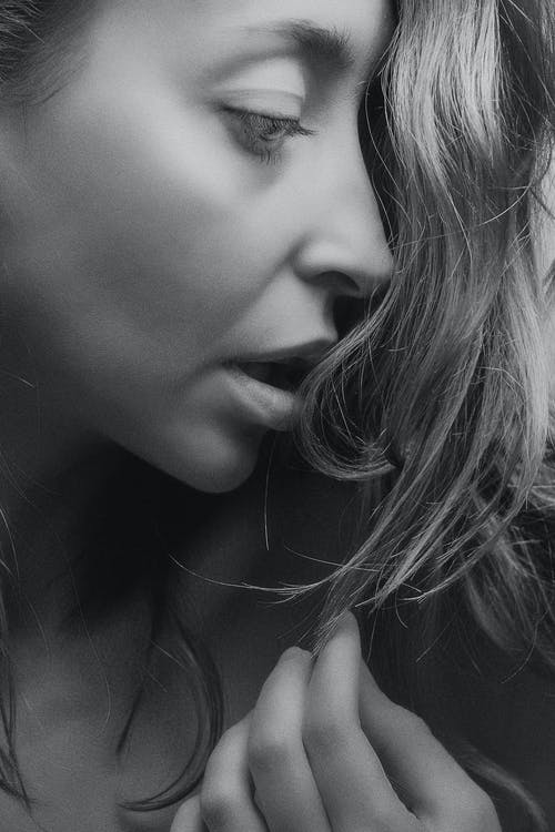 女人的脸和头发的单色照片 · 免费素材图片
