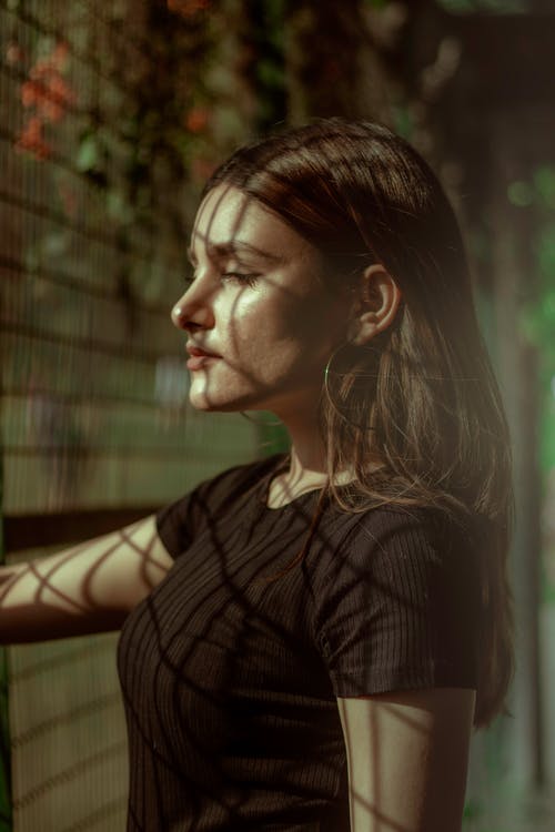 女人在栅栏旁边的侧视图照片 · 免费素材图片