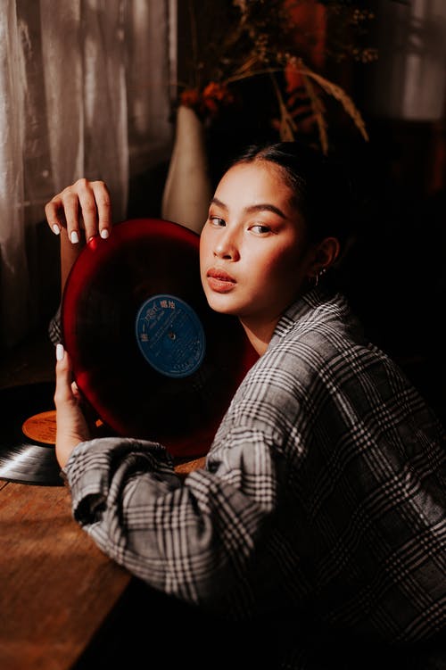 灰色和白色格子西装外套 · 免费素材图片