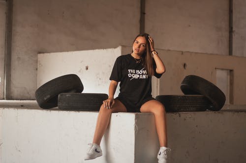 女人摸她的头的照片 · 免费素材图片