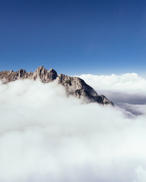 空中摄影覆盖着厚厚的云层 · 免费素材图片
