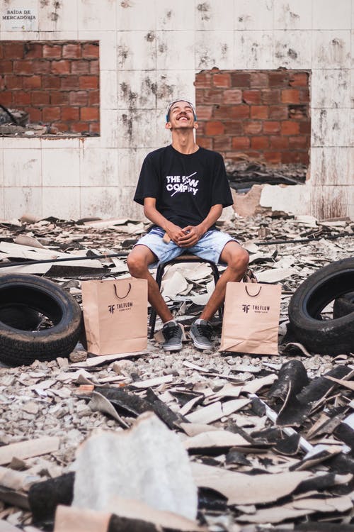 穿黑衬衫的男人的照片 · 免费素材图片