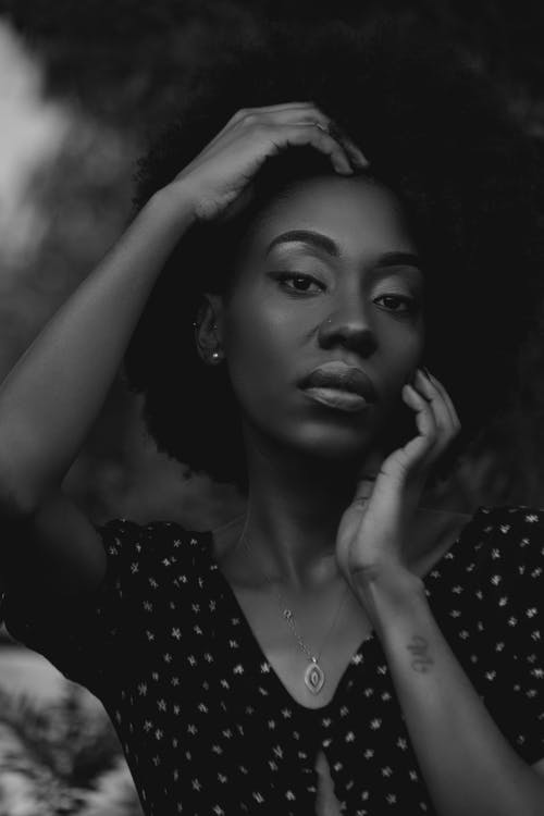 女人摆姿势的灰度照片 · 免费素材图片