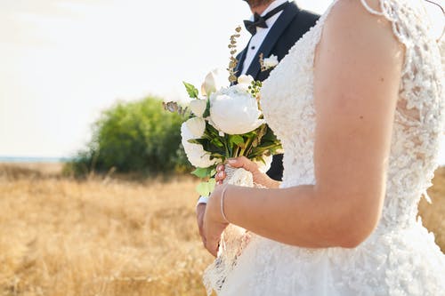 新娘抱着一束 · 免费素材图片