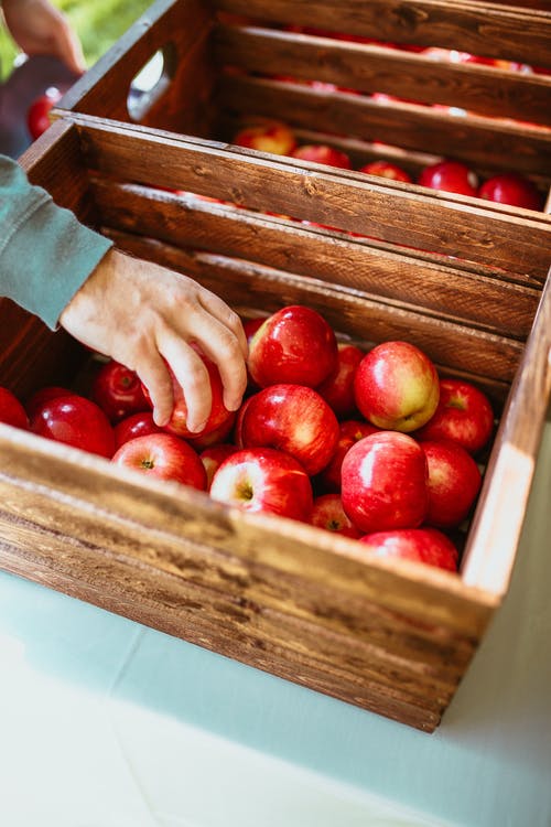 木箱上的红苹果 · 免费素材图片