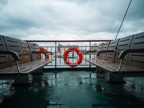 两个棕色长椅 · 免费素材图片