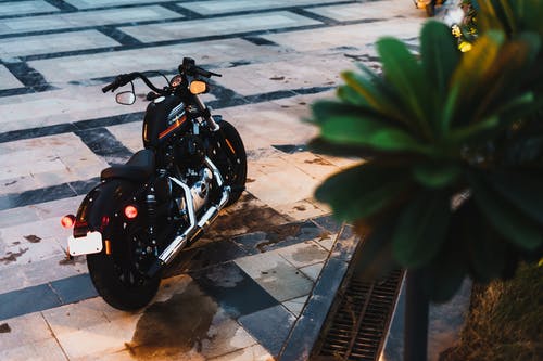 一辆停放的黑色摩托车 · 免费素材图片