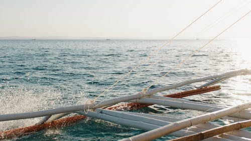 竹船在水面上 · 免费素材图片