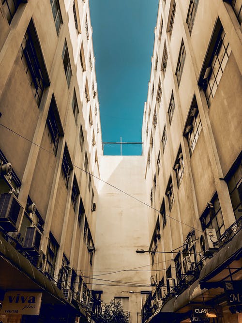 低角度建筑物的照片 · 免费素材图片