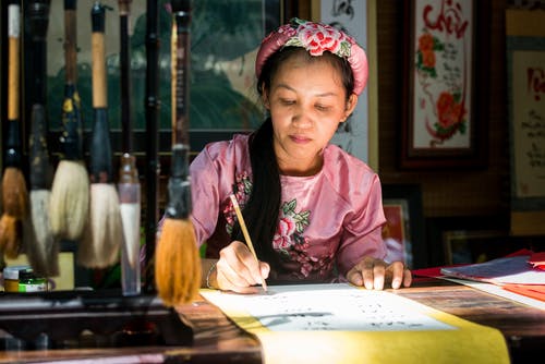 女人在做书法 · 免费素材图片
