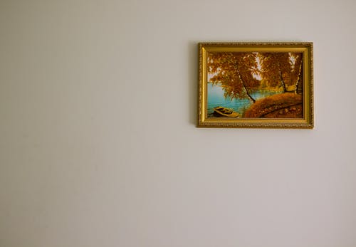 墙上的一幅金框画 · 免费素材图片