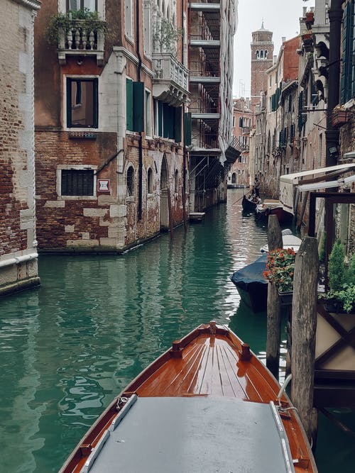 威尼斯运河旁的棕色船 · 免费素材图片