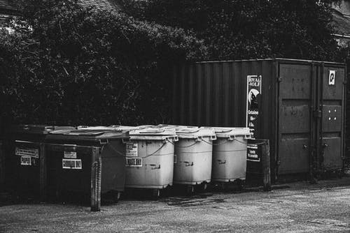 垃圾桶的灰度摄影 · 免费素材图片
