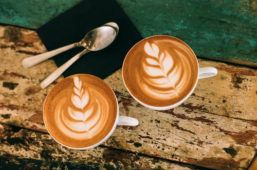 两杯拿铁咖啡 · 免费素材图片