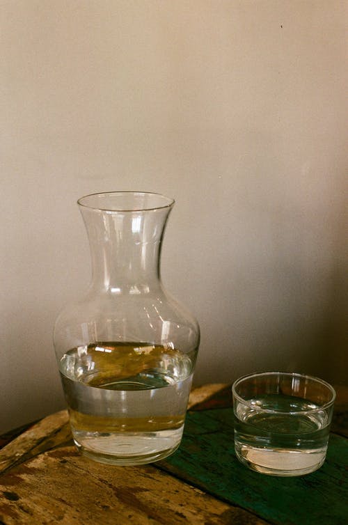 透明玻璃投手在玻璃旁边的水 · 免费素材图片