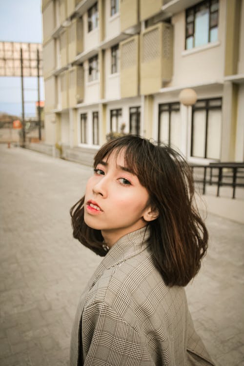 女士灰色外套 · 免费素材图片