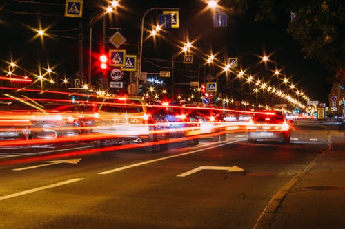 晚上在高速公路上的延时摄影车辆交通 · 免费素材图片